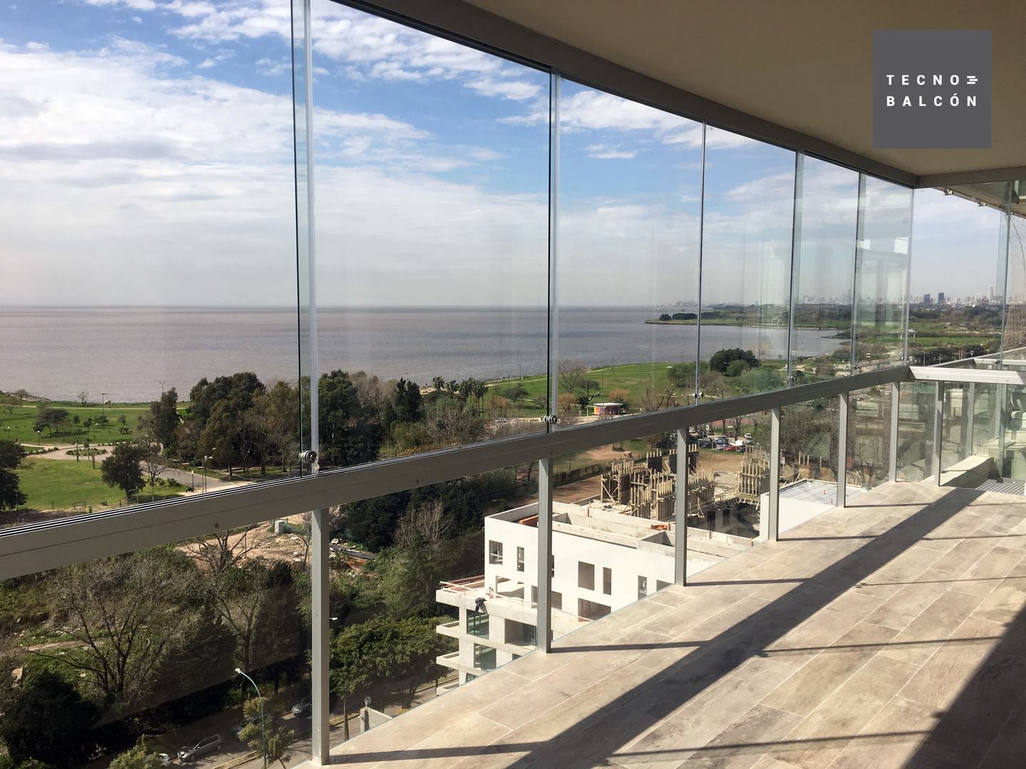 Cerramiento panorámico al río