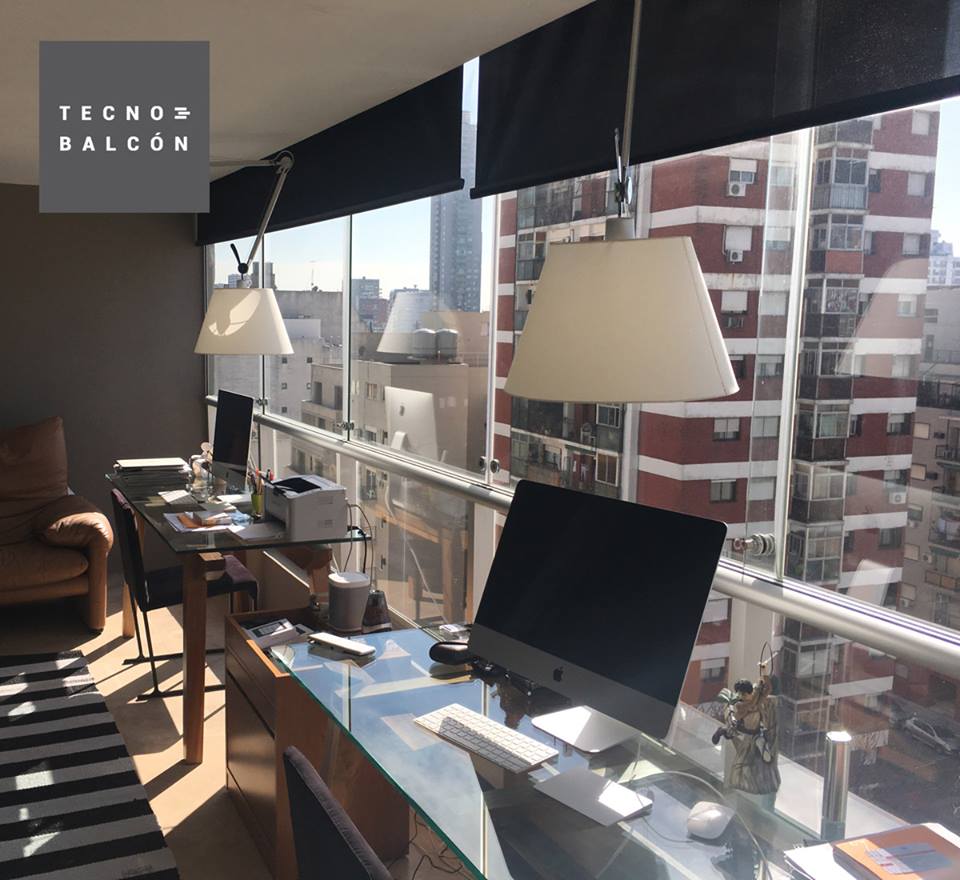 Estudio con cerramiento de vidrio